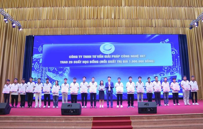 Đại diện các doanh nghiệp trao học bổng cho sinh viên.