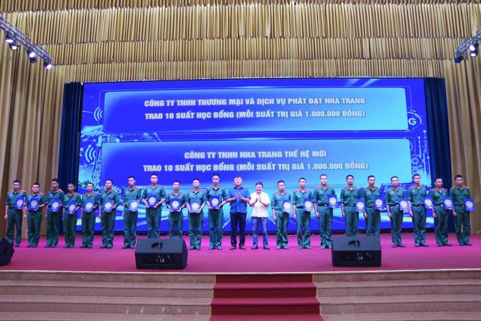 Đại diện các doanh nghiệp trao học bổng cho học viên.