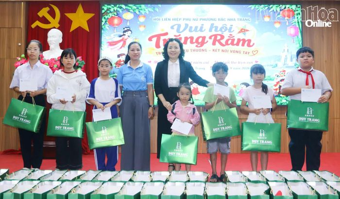 Lãnh đạo Hội Liên hiệp Phụ nữ phường và đại diện mạnh thường quân trao quà cho các em nhỏ.