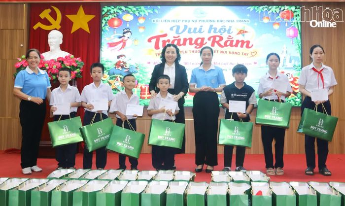 Những món quà được trao góp phần mang đến cho các em một mùa Trung thu vui tươi, ấm áp và ý nghĩa.