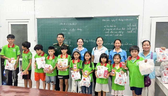 Trao quà Trung thu cho các em nhỏ ở lớp tình thương tại Tổ dân phố Trường Phúc (phường Bắc Nha Trang).