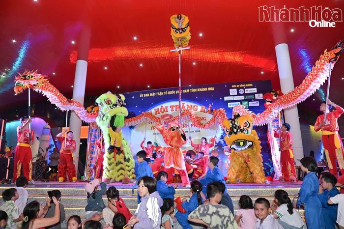 Chương trình múa lân sôi động thu hút đông đảo thiếu nhi đến xem.