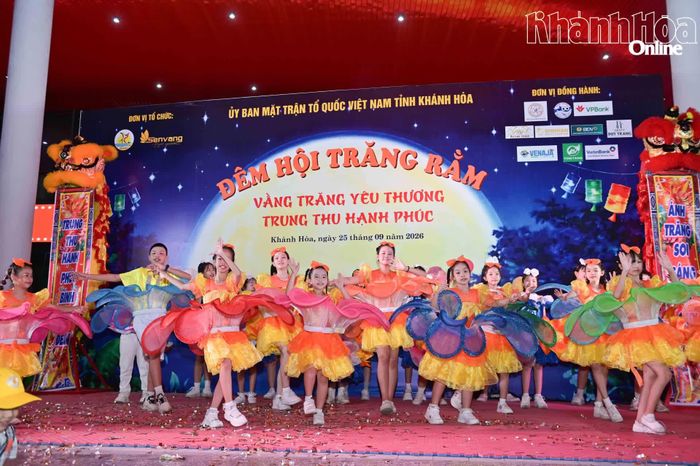 Tiết mục văn nghệ do các thiếu nhi sinh hoạt tại Cung Văn hóa thiếu nhi tỉnh biểu diễn.
