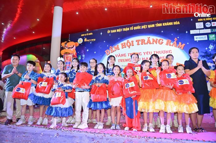Ban tổ chức trao quà Trung thu cho các thiếu nhi sinh hoạt tại Cung Văn hóa thiếu nhi tỉnh.