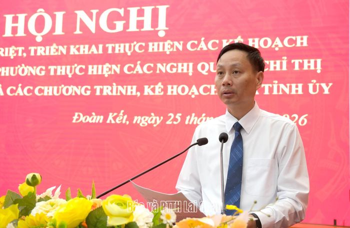 Đồng chí Trần Đình Tiến - Phó Bí thư Thường trực Đảng ủy phường trình bày chuyên đề tại hội nghị.