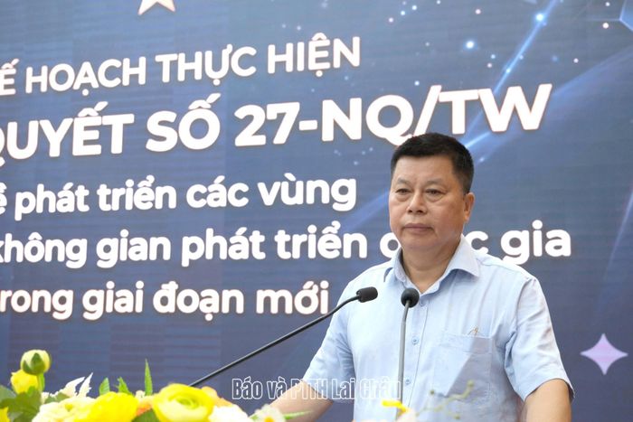 Đồng chí Hoàng Đại Thắng – Phó Bí thư Đảng ủy, Chủ tịch UBND phường trình bày chuyên đề tại hội nghị.