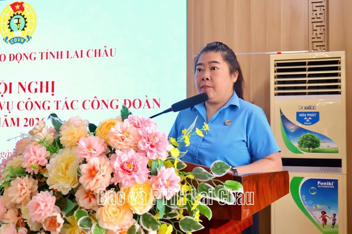 Đồng chí Lò Thị Hằng - Phó Chủ tịch Liên đoàn Lao động tỉnh phát biểu tại hội nghị. 