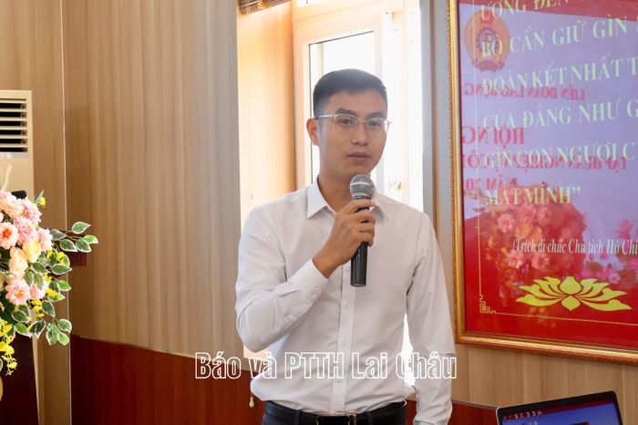 Đại diện Phòng Kinh doanh Giải pháp - Viettel Lai Châu triển khai, hướng dẫn tập huấn.