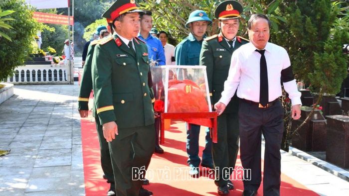 Đồng chí lãnh đạo tỉnh, lực lượng vũ trang và nhân dân thực hiện nghi thức di quan, tiễn đưa các liệt sĩ về nơi an nghỉ cuối cùng.
