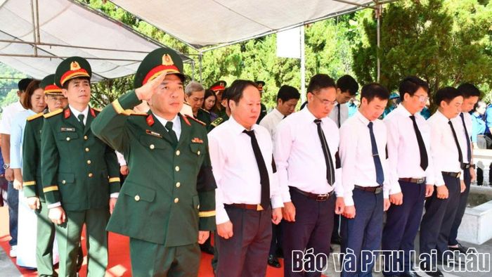 Các đại biểu dành một phút mặc niệm tưởng nhớ, tri ân các Anh hùng liệt sĩ.