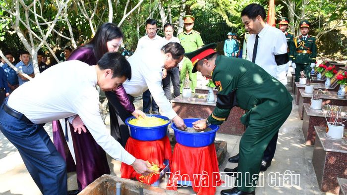 ... thực hiện các bước chôn cất hài cốt liệt sĩ. 