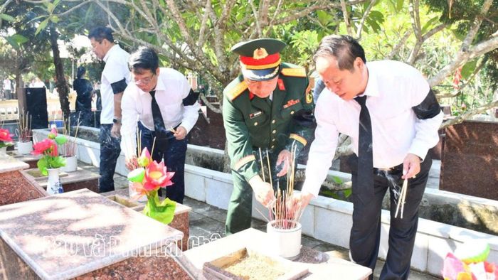 ... thắp hương tri ân các Anh hùng liệt sĩ tại Nghĩa trang Liệt sĩ Thanh niên xung phong, xã Lê Lợi.