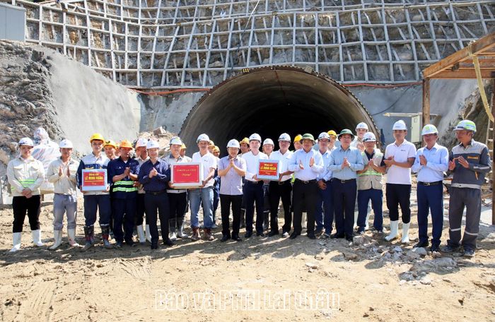 Các đồng chí Thường trực Tỉnh uỷ động viên đội ngũ công nhân thi công dự án.