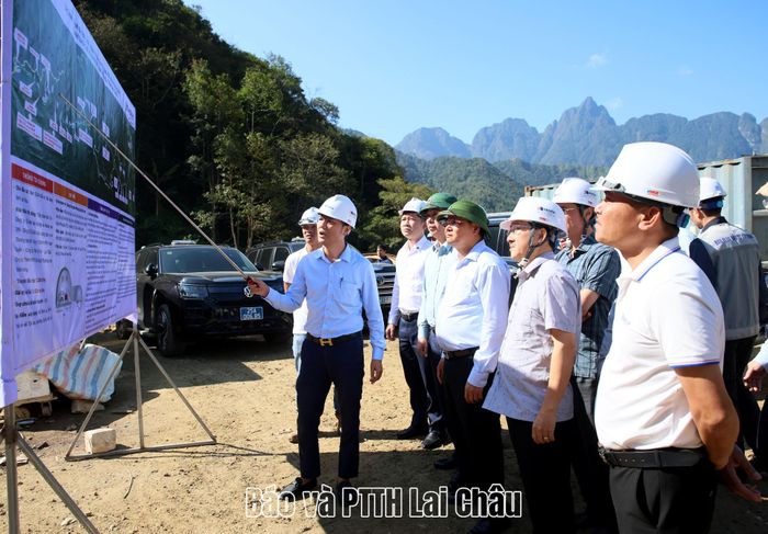 Bí thư Tỉnh uỷ Lê Minh Ngân cùng các đồng chí Thường trực Tỉnh uỷ nghe báo cáo tiến độ dự án.