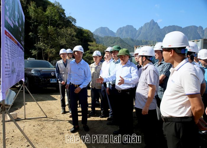 Bí thư Tỉnh uỷ Lê Minh Ngân đề nghị UBND tỉnh, các sở, ngành thường xuyên kiểm tra hiện trường, tháo gỡ khó khăn, vướng mắc trong quá trình thi công dự án.