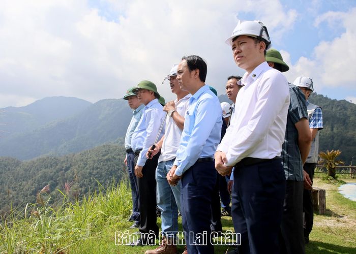Đoàn công tác kiểm tra thực tế tiến độ thi công các hạng mục của dự án thuộc địa phận tỉnh Lào Cai.