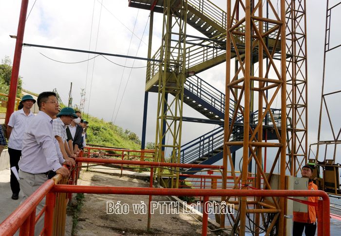 ... kiểm tra khu trò chơi tại Khu du lịch Cầu kính Rồng Mây.