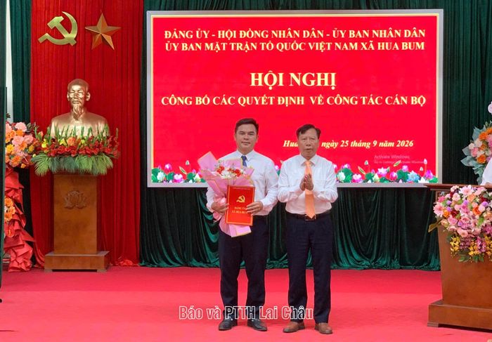 Lãnh đạo UBND xã Hua Bum trao quyết định cho đồng chí Nguyễn Văn Hòa.