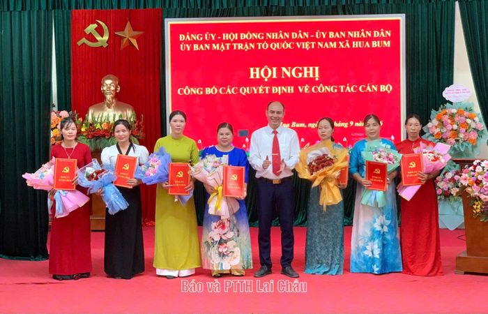 Đại diện Đảng ủy xã trao quyết định thành lập đảng bộ cho các đơn vị trường.