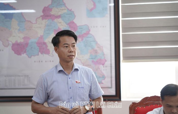 Đồng chí Hoàng Quốc Khánh - Tỉnh ủy viên, Phó Trưởng Đoàn chuyên trách Đoàn ĐBQH tỉnh, Phó Trưởng Đoàn giám sát trình bày dự thảo báo cáo sơ bộ kết quả giám sát.