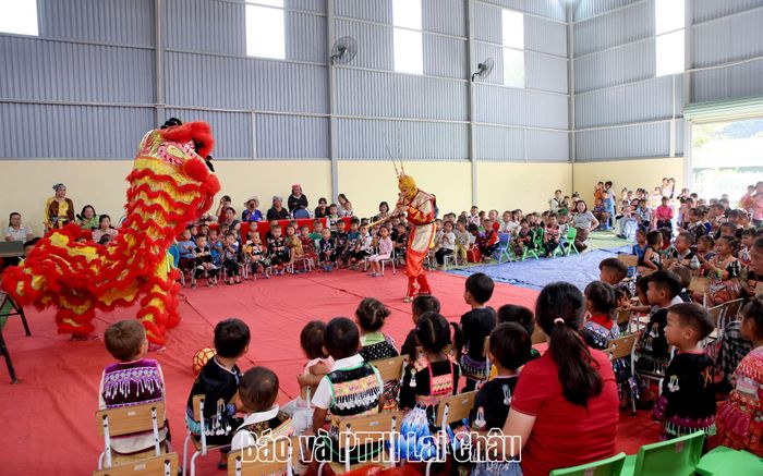 Phân hiệu mầm non Nùng Nàng tổ chức chương trình "Vui Trung thu" cho học sinh. 
