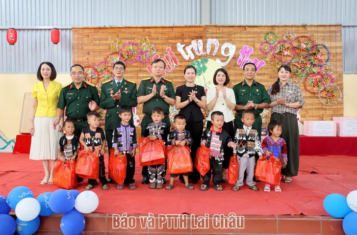 ... các suất quà cho học sinh có hoàn cảnh khó khăn. 