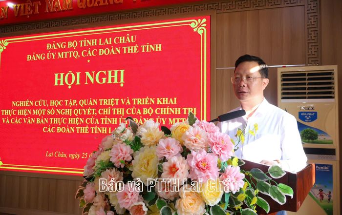Đồng chí Nguyễn Ngọc Vinh - Phó Bí thư Tỉnh uỷ, Bí thư Đảng uỷ MTTQ, các đoàn thể tỉnh, Chủ tịch Uỷ ban MTTQ Việt Nam tỉnh phát biểu chỉ đạo hội nghị.