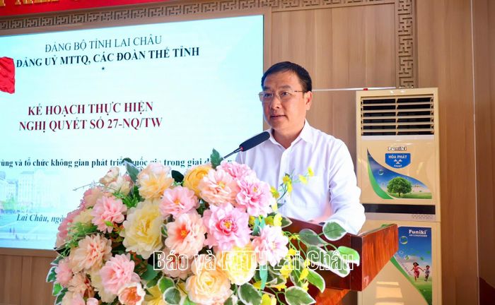 Đồng chí Tống Thanh Bình - Ủy viên Ban Thường vụ Tỉnh uỷ, Phó Bí thư Thường trực Đảng uỷ MTTQ, các đoàn thể tỉnh, Phó Chủ tịch Thường trực Ủy ban MTTQ Việt Nam tỉnh trình bày chuyên đề Nghị quyết số 27-NQ/TW, ngày 28/8/2026 về phát triển các vùng và tổ chức không gian phát triển quốc gia trong giai đoạn mới; kế hoạch thực hiện của Đảng uỷ MTTQ, các đoàn thể tỉnh.