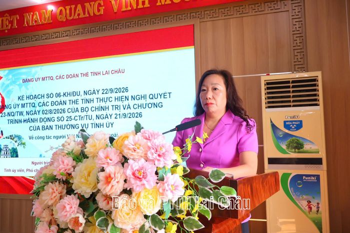 Đồng chí Ngô Thị Bích Hạnh - Tỉnh uỷ viên, Uỷ viên Ban Thường vụ Đảng uỷ MTTQ, các đoàn thể tỉnh, Chủ tịch Hội Liên hiệp Phụ nữ tỉnh trình bày chuyên đề Nghị quyết số 23-NQ/TW, ngày 2/8/2026 về “công tác người Việt Nam ở nước ngoài” và kế hoạch thực hiện của Đảng uỷ MTTQ, các đoàn thể tỉnh.