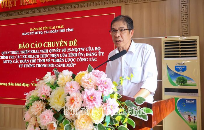 Đồng chí Hoàng Kiều Anh - Phó Bí thư Đảng uỷ MTTQ, các đoàn thể tỉnh, Phó Chủ tịch Uỷ ban MTTQ Việt Nam tỉnh trình bày chuyên đề Nghị quyết số 25-NQ/TW, ngày 22/8/2026 về “chiến lược công tác tư tưởng trong bối cảnh mới” và kế hoạch thực hiện của Đảng uỷ MTTQ, các đoàn thể tỉnh.