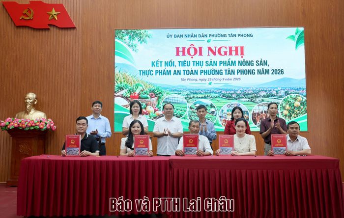 Đại diện các cơ quan, đơn vị ký kết hợp tác sản xuất, liên kết tiêu thụ nông sản, thực phẩm an toàn.