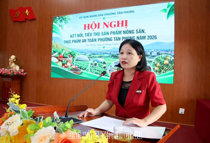 Lãnh đạo Hội Nông dân phường Tân Phong báo cáo hoạt động sản xuất của hội viên trên địa bàn. 