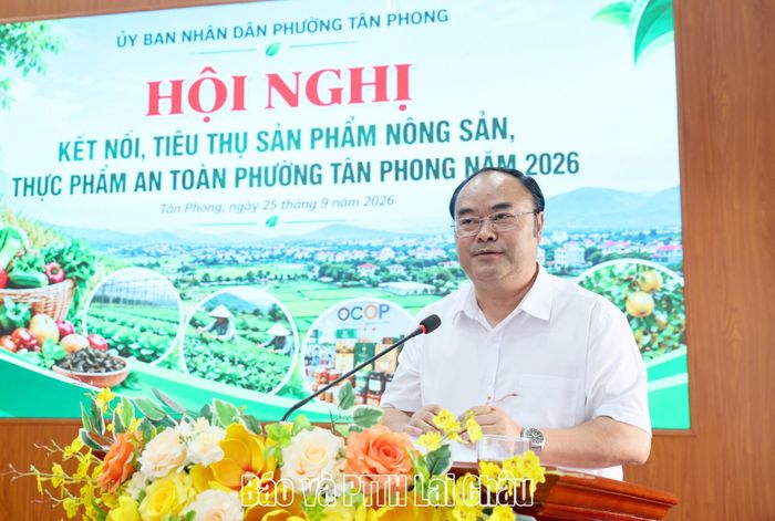 Đồng chí Mùa A Trừ - Bí thư Đảng uỷ, Chủ tịch HĐND phường phát biểu tại hội nghị. 