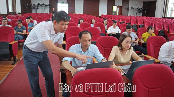 ... hướng dẫn học viên cách ứng dụng AI vào công việc.
