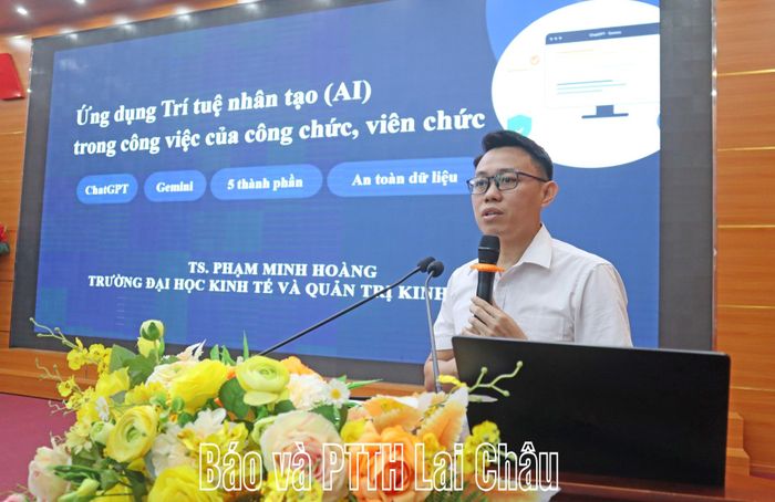 Giảng viên truyền đạt các kiến thức ứng dụng AI trong công việc của cán bộ, công chức, viên chức.