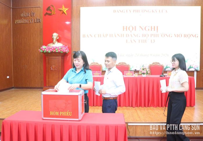 Các đồng chí trong Ban Chấp hành Đảng bộ phường Kỳ Lừa bỏ phiếu thông qua đề án sắp xếp hệ thống tổ chức đảng trực thuộc Đảng bộ phường Kỳ Lừa 