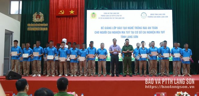 Lãnh đạo Phòng Cảnh sát điều tra tội phạm về ma túy, Công an tỉnh và Trường Cao đẳng Lạng Sơn trao chứng chỉ hoàn thành lớp học nghề cho người cai nghiện ma túy