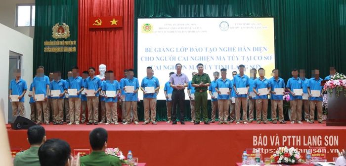 Lãnh đạo Phòng Cảnh sát điều tra tội phạm về ma túy, Công an tỉnh và Trường Cao đẳng Lạng Sơn trao chứng chỉ hoàn thành lớp đào tạo nghề cho người cai nghiện ma túy