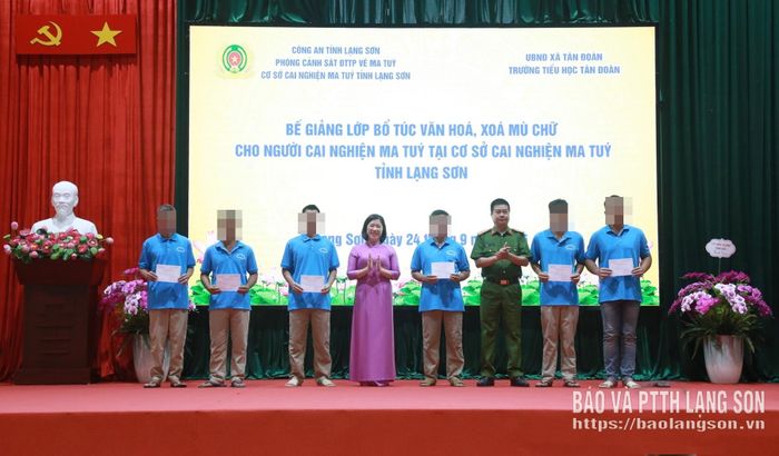 Lãnh đạo Phòng Cảnh sát điều tra tội phạm về ma túy, Công an tỉnh và Trường Tiểu học Tân Đoàn trao chứng nhận hoàn thành lớp bổ túc văn hóa, xóa mù chữ cho người cai nghiện ma túy