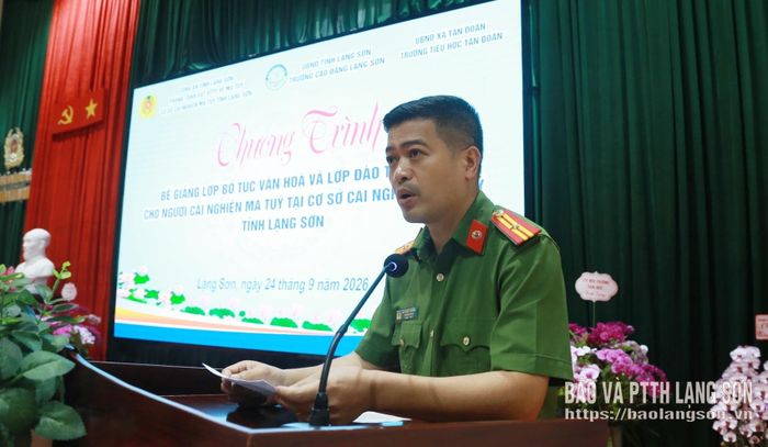 Trưởng Cơ sở cai nghiện ma túy tỉnh phát biểu đánh giá kết quả lớp bổ túc văn hóa, xóa mù chữ và lớp đào tạo nghề cho người cai nghiện ma túy