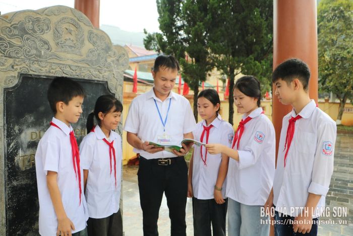 Thầy và trò Trường THCS xã Vũ Lăng  tìm hiểu lịch sử di tích lịch sử Trường Vũ  Lăng