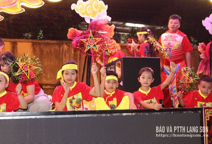 Các em thiếu nhi tham gia diễu diễn mô hình đèn trung thu tại đêm hội