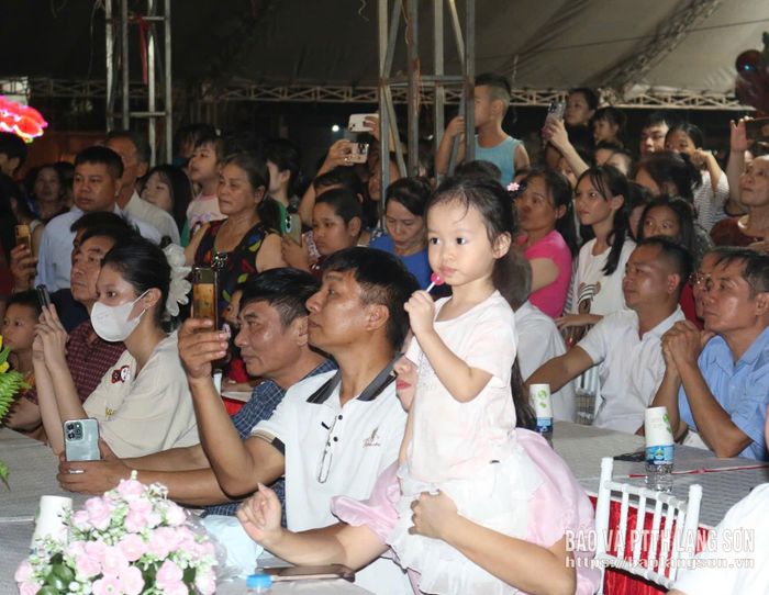 Các đại biểu cùng thiếu nhi thưởng thức tiết mục múa lân tại đêm hội