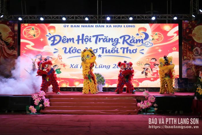 Tiết mục múa lân tại đêm hội