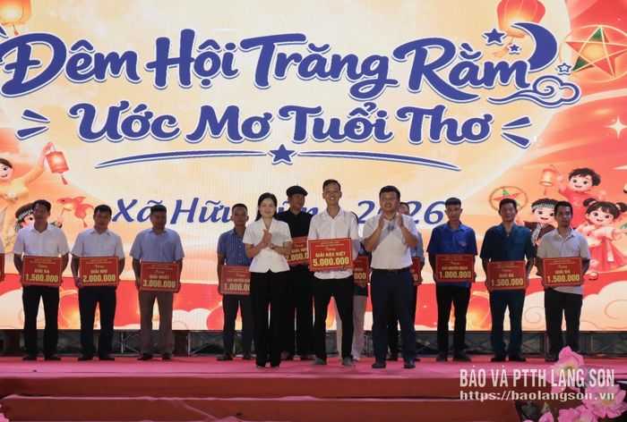 Lãnh đạo xã Hữu Lũng trao giải đặc biệt cho đơn vị làm mô hình đèn trung thu