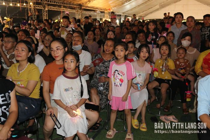 Đông đảo các em thiếu nhi và người dân tham gia đêm hội trăng rằm