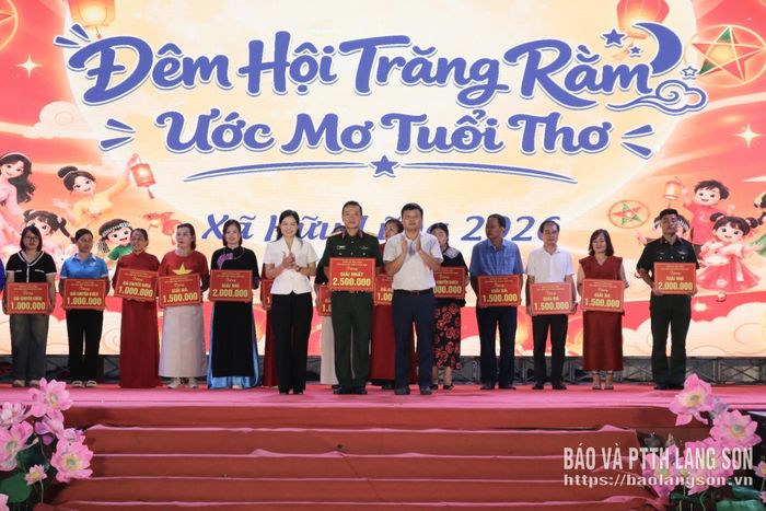 Lãnh đạo xã Hữu Lũng trao giải nhất cho đơn vị trưng bày mâm cỗ