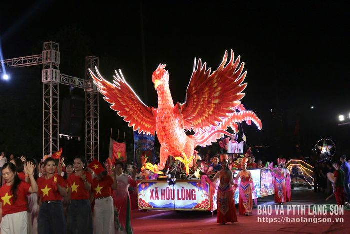 Các đơn vị diễu diễn mô hình đèn trung thu tại đêm hội