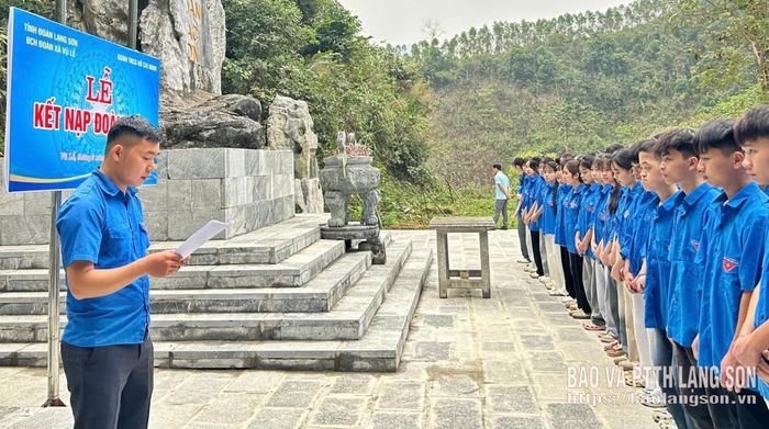 Đoàn thanh niên Trường THPT Vũ Lễ tổ chức sinh hoạt chuyên đề và kết nạp đoàn viên mới tại khu di tích Khuổi Nọi