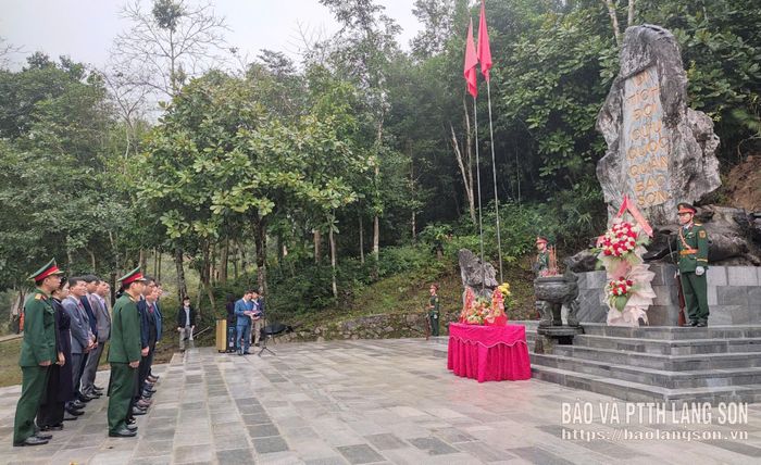 Các đại biểu dâng hương nhân dịp kỷ niệm 85 năm ngày thành lập Đội Cứu quốc quân 1 tại Khu Di tích Khuổi Nọi, xã Vũ Lễ